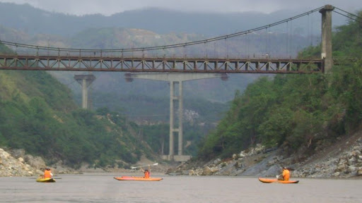 Cầu Hang Tôm huyền thoại bắc qua Sông Đà.
