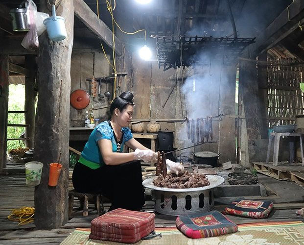 Thịt trâu gác bếp có nguồn gốc từ người Thái Đen - Sơn La, Điện Biên, giờ trở thành đặc sản Tây Bắc.
